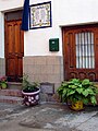 Casa natal de Francisco Candel Tortajada en Casasaltas (Valencia), con detalle de la placa puesta en su fachada.