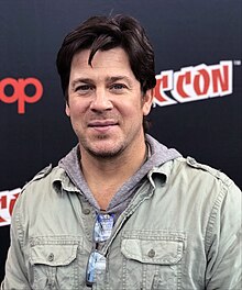 Cabelo castanho escuro e penteado vistoso de Christian Kane  em 2024