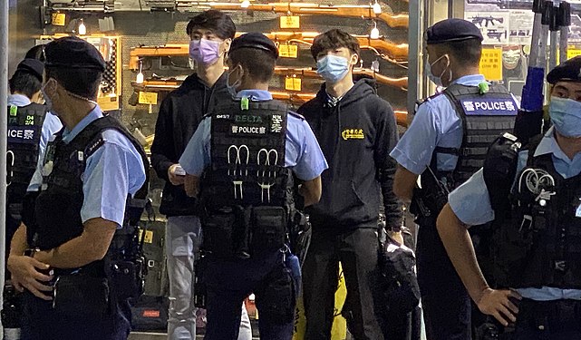 贤学思政召集人王逸战（蓝色口罩者）等4名成员以及3名市民共7人，被警察截查后被拘捕，12月1日凌晨全部获准保释。