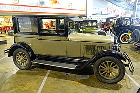 1926 Pontiac Dwudrzwiowy autokar - Muzeum Jazdy Samochodowej - El Segundo, Kalifornia - DSC02102.jpg