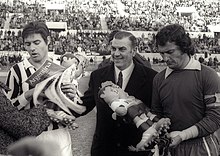 Nell'ambito della promozione al futuro mondiale, lo juventino Salvadore e il rojo Santoro ricevono le mascotte Tip e Tap prima del fischio d'inizio della Coppa Intercontinentale 1973