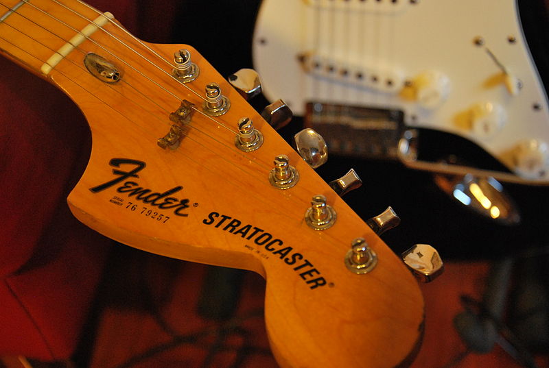 File:1976 Fender Stratocaster (6178261365).jpg