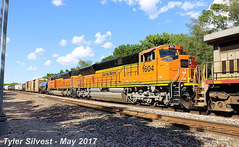 File:1 2 EMDX 1604 and 1603 (SD70ACeP4-T4) (34212334193).jpg