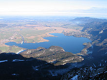 Foto aérea de um lago.