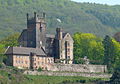 Blick von einem Boot der Rhein-Neckar-Fahrgastschifffahrt auf die Mittelburg in Neckarsteinach