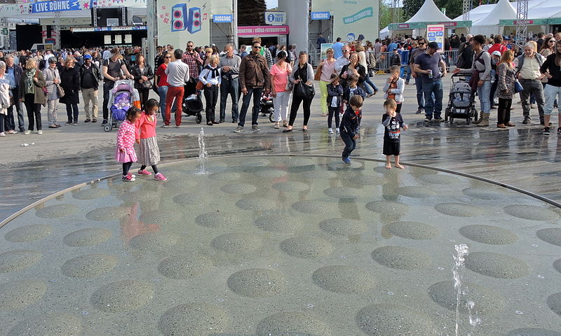 File:2014 Sechseläutenplatz-'fäscht' - Springbrunnen 2014-04-26 18-11-00 (P7700).JPG