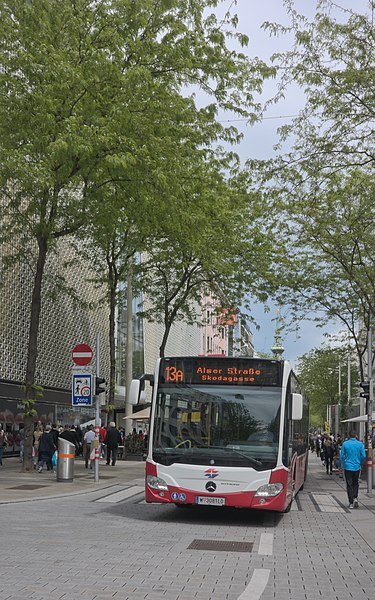 File:2017-05-13 AT Wien 06 Mariahilf & Wien 07 Neubau, Mariahilfer Straße @ Kirchengasse, Wiener Linien 8823 Linie 13A (51052068218).jpg