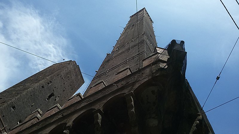 File:2018-06-24 Torri Asinelli.jpg