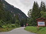 Hinweistafeln vor der Gasteiner Alpenstraße von Böckstein nach Sportgastein / Nassfeld