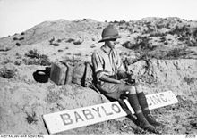 Eski Babylon Tren İstasyonu sahasında oturan Sapper Eric Keast Burke'ün fotoğrafı