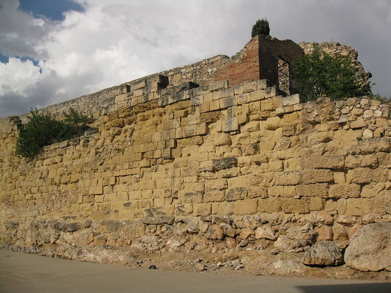 File:410 Muralla romana, bastió nord-est.jpg