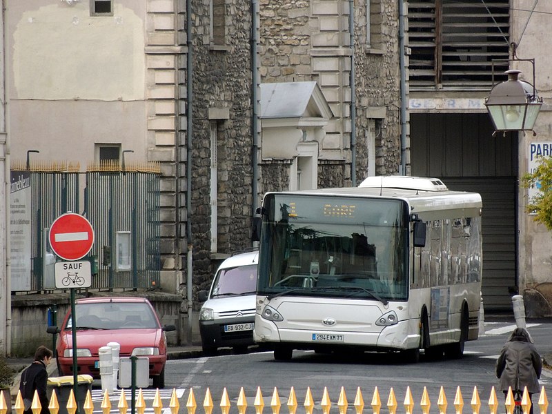 File:8914386751 - Fontainebleau - Bus.jpg