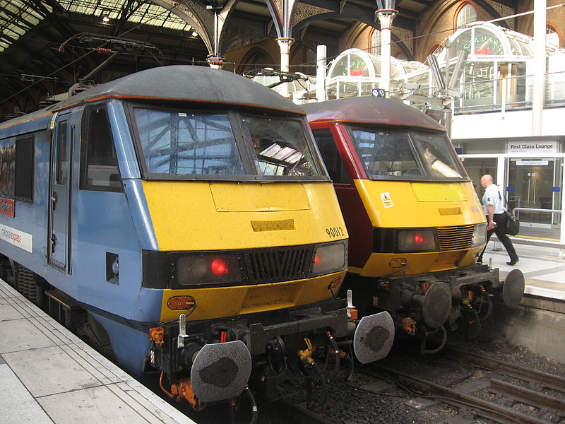 File:90012 and 90018 at Liverpool Street (1).jpg