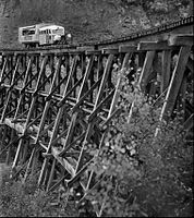 Galloping Goose Nr. 4 beim Überfahren einer Brücke, 1951