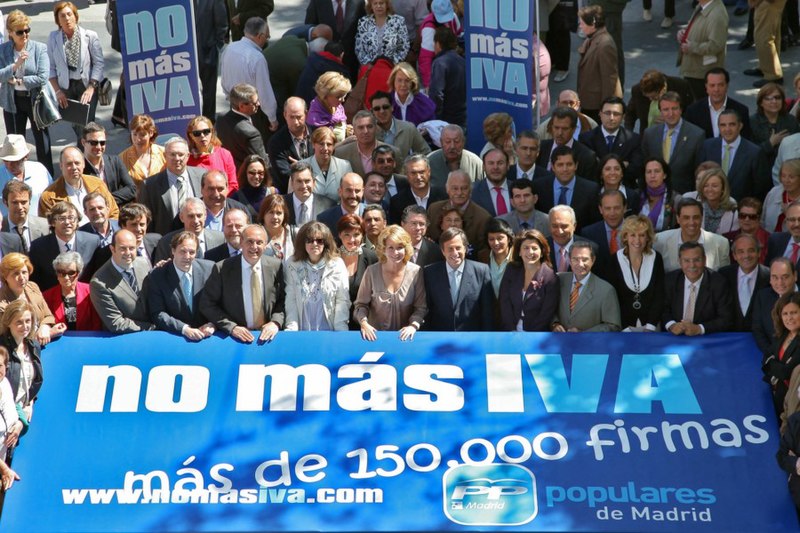 File:Acto 150.000 firmas contra la subida del IVA.jpg