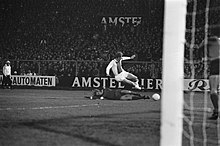 Ajax tegen Benfica 1-0, poluvrijeme finala Europacup I Keizer u dvoboju s Arturom (liga, Bestanddeelnr 925-5082.jpg