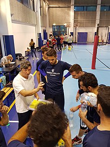 Alberto Raho durante un time out di gioco