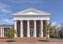 Facade de la bibliothèque du comté d'Allegany, avec six colonnes blanches marquantes du style Greek Revival.