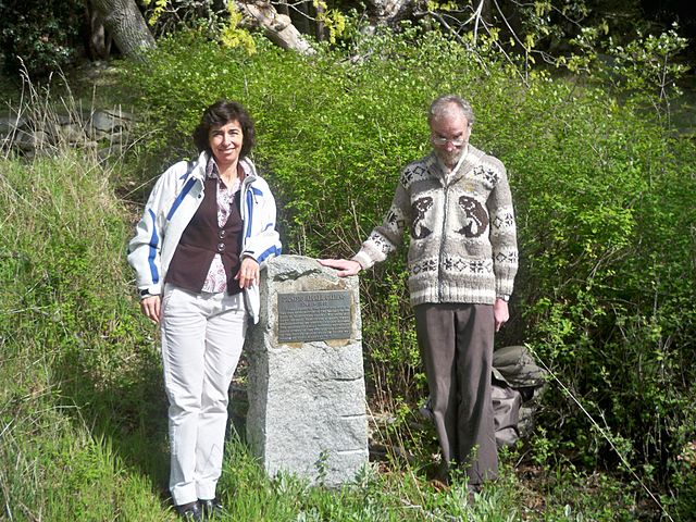 Almudena Alcalá-Galiano with local historian, Andrew Loveridge, at the Dionisio Alcalá-Galiano memorial.