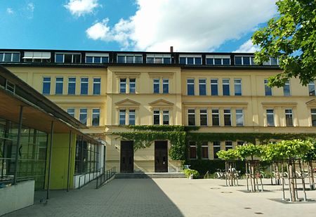 Altbau des Reuchlin Gymnasiums Ingolstadt, links die neugebaute Pausenhalle, aufgenommen vom Pausenhof 2014 06 05 17 13