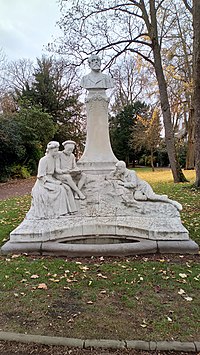 Amiens, pomnik Juliusza Verne'a 2.jpg