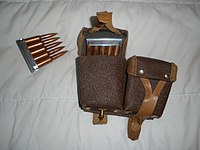 Ammunition til Mosin-riflen, udstyret med clips, og pakket i patronposer.