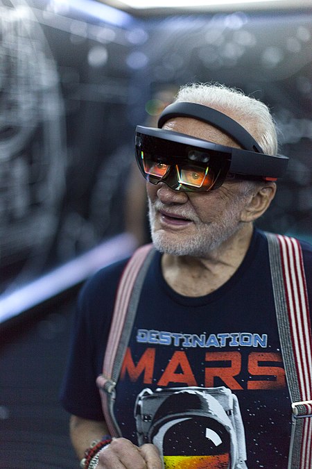 Tập tin:Apollo 11 astronaut Buzz Aldrin tries out Microsoft HoloLens (29794543715).jpg