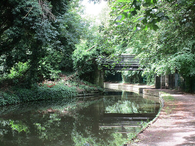 File:Approaching Cemetery Bridge - geograph.org.uk - 4030031.jpg