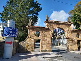 Arco de entrada Hospital Monte Naranco.jpg