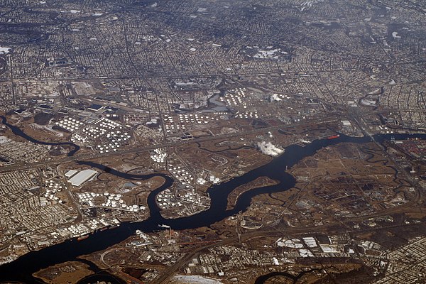 Aerial view of Arthur Kill, with the Rahway River joining from the left and Prall's Island visible near center.