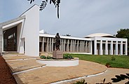 Savitri Bhawan mit Statue und Unterschrift von Sri Aurobindo