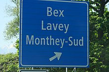 Panneau bleu avec écriture blanche : Bex, Lavey, Monthey-Sud.