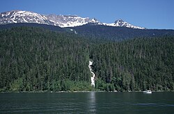 Гранатовый водопад Лазурного озера.jpg