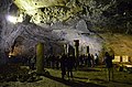 Interiér jeskyně Býčí skála, kde po filmařích zůstaly kulisy
