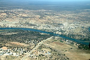 Luftaufnahme von Bagani mit Okavango-Brücke