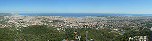 Barcelona des del Tibidabo. Foto panoràmica de la ciutat per situar-la tota sencera