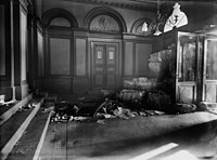 Zabarikádovaný finský vládní palác během nebo po bitvě o Helsinky, 1918