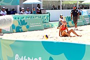 Deutsch: Beachvolleyball bei den Olympischen Jugendspielen 2018; Tag 9, 15. Oktober 2018; Mädchen, Viertelfinale: USA-Spanien 2–1 (21–19/17–21/15–9) English: Beach volleyball at the 2018 Summer Youth Olympics at 15 October 2018 – Girls Quarterfinals: USA-Spain 2–1 (21–19/17–21/15–9)