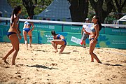 Deutsch: Beachvolleyball bei den Olympischen Jugendspielen 2018; Tag 8, 14. Oktober 2018; Mädchen, Achtelfinale – Mexiko-China 0:2 (15–21/16–21) English: Beach volleyball at the 2018 Summer Youth Olympics at 14 October 2018 – Girls Round of 16 – Mexico-China 0:2 (15–21/16–21)