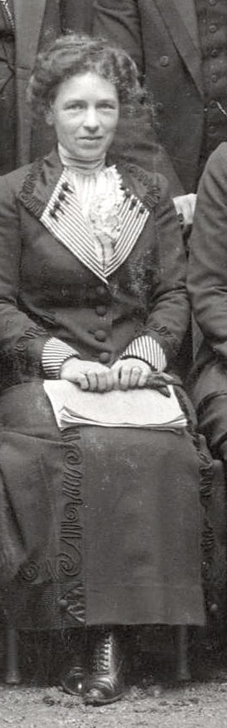 Beatrice M Hinkle 1911 sitting.jpg