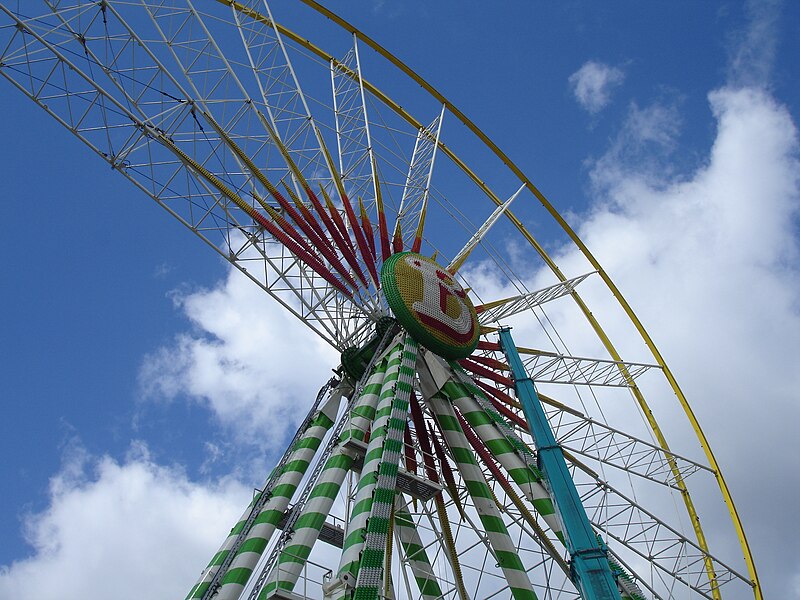 File:Bellevue ferris wheel in construction.jpg