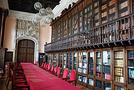 Le décor intérieur de la bibliothèque mêle le style néogothique au néo-classicisme.