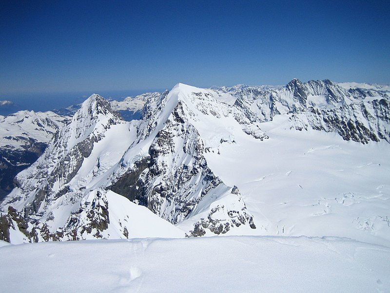 File:Blick von der Jungfrau zum Moench.jpg