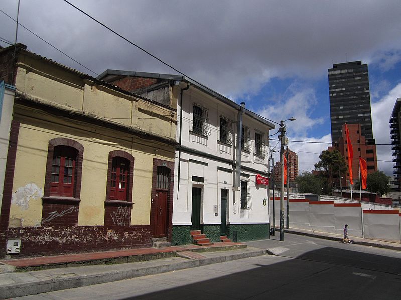 File:Bogotá barrio San Martin, carrera 6.JPG