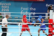 Deutsch: Boxen bei den Olympischen Jugendspielen 2018 Tag 12, 18. Oktober 2018 - Finale Leichtgewicht Mädchen – Junioren-Weltmeisterin und dreifache Juniorinnen-Europameisterin Caroline Sara DuBois (Großbritannien, blau) schlägt Juniorinnen-Asienmeisterin Porntip Buapa (Thailand, rot). English: Boxing at the 2018 Summer Youth Olympics on 18 October 2018 – Girls' lightweight Gold Medal Bout – Caroline Sara DuBois (Grat Britain, blue) wins over Porntip Buapa (Thailand, red). Español: Boxeo en los Juegos Olímpicos Juveniles de Verano de 2018 en 18 de octubre de 2018 - Combate de medalla de oro de peso ligero para niñas - Caroline Sara DuBois (Gran Bretaña, azul ) gana sobre Porntip Buapa (Tailandia, rojo).