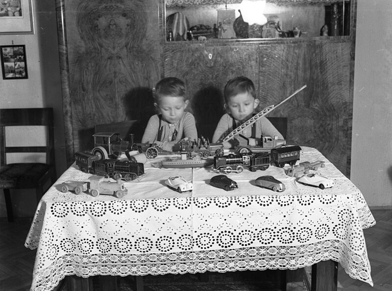 File:Boys, 1941, model train, cabinet, model car Fortepan 71722.jpg