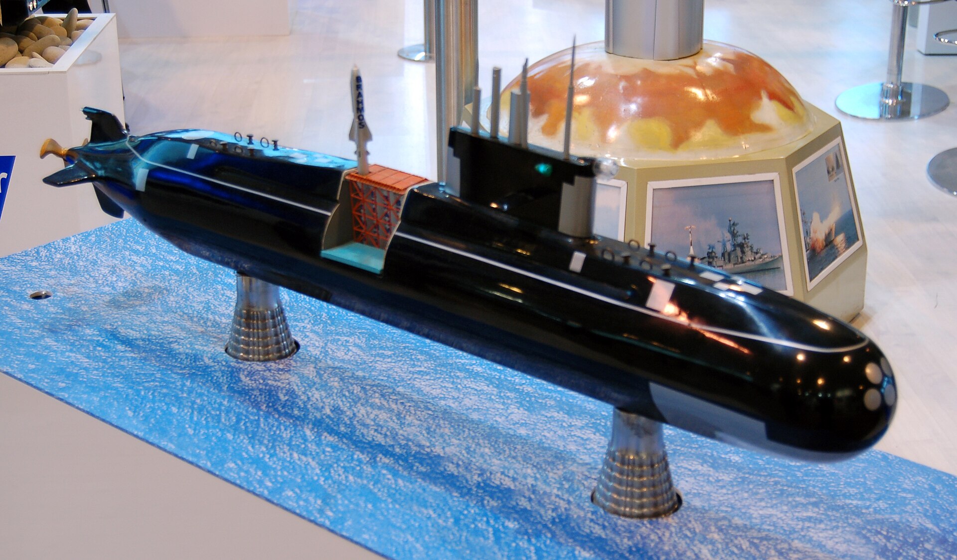 Project 677: Lada/Amur(export) class Submarine - Page 8 1920px-BrahMos_missie_on_Lada_class_non-nuclear_submarine_maqette
