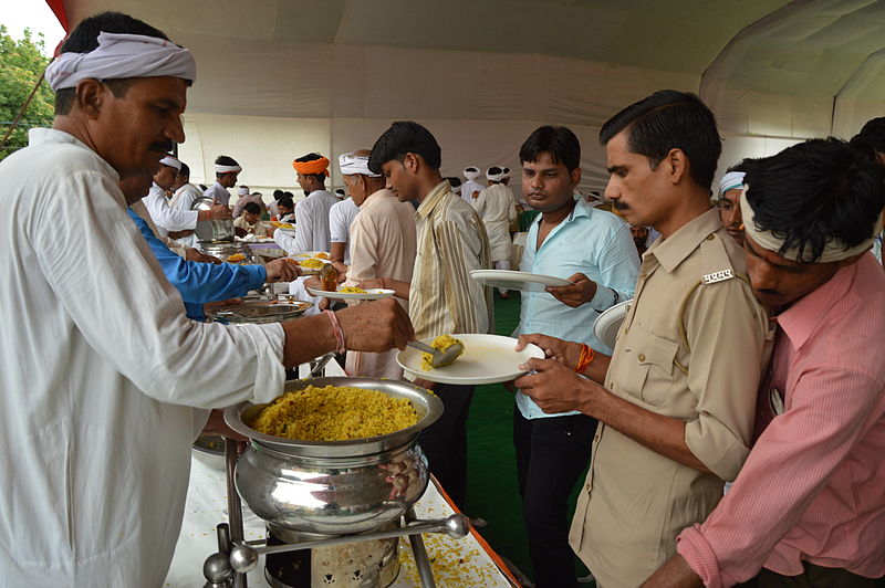 File:Breakfast Distribution - Rawatpura Sarkar Ashram - Chitrakoot - Satna 2014-07-05 6349.JPG