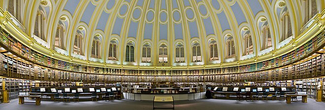 Große Glaskuppel, Sitz- und Schreibtischreihen, Bücherregale.