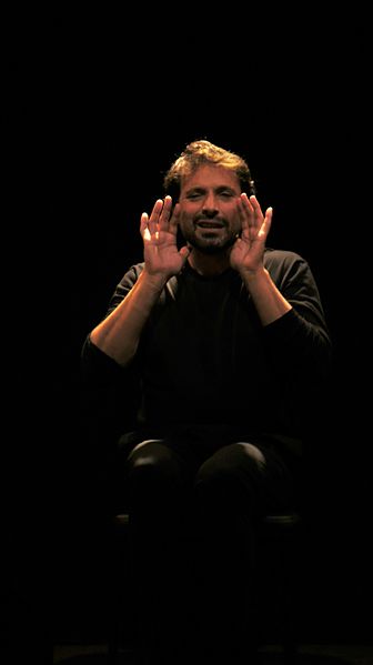 File:Bruno Salomone pendant son spectacle Euphorique en rodage.JPG